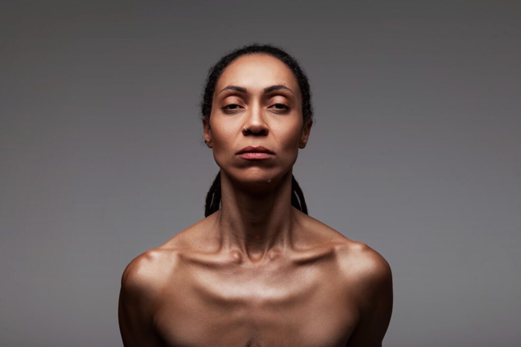 Verônica Santos em frente à escultura de Degas, estabelecendo um diálogo entre as duas obras.