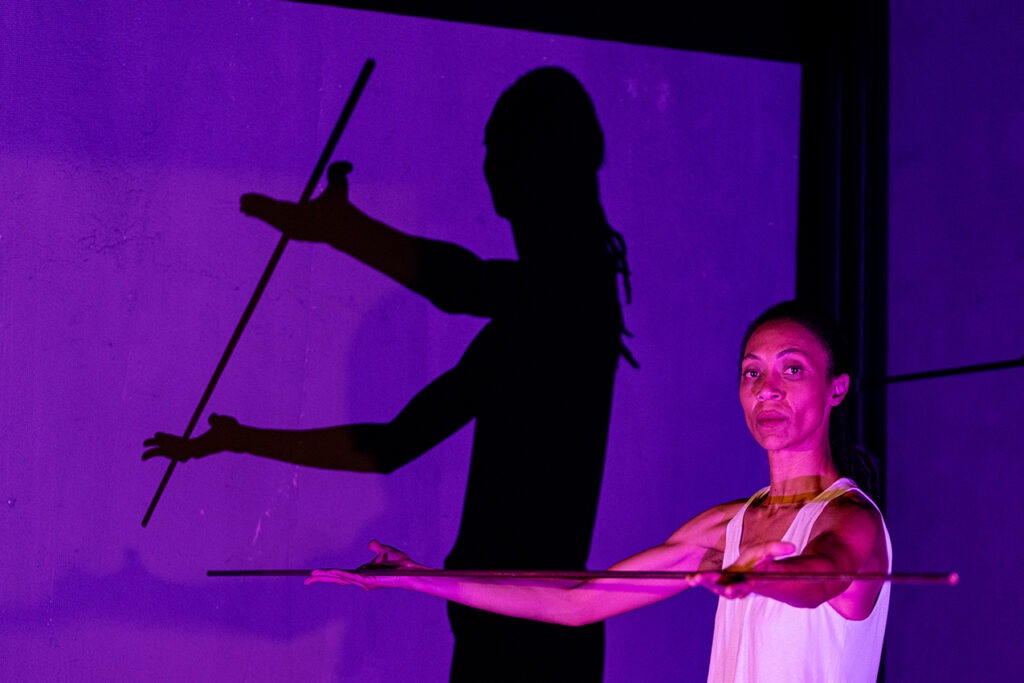 Verônica Santos em frente à escultura de Degas, estabelecendo um diálogo entre as duas obras.