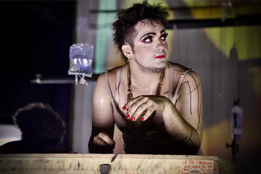 Elenco da peça Luis Antonio-Gabriela em cena emocionante