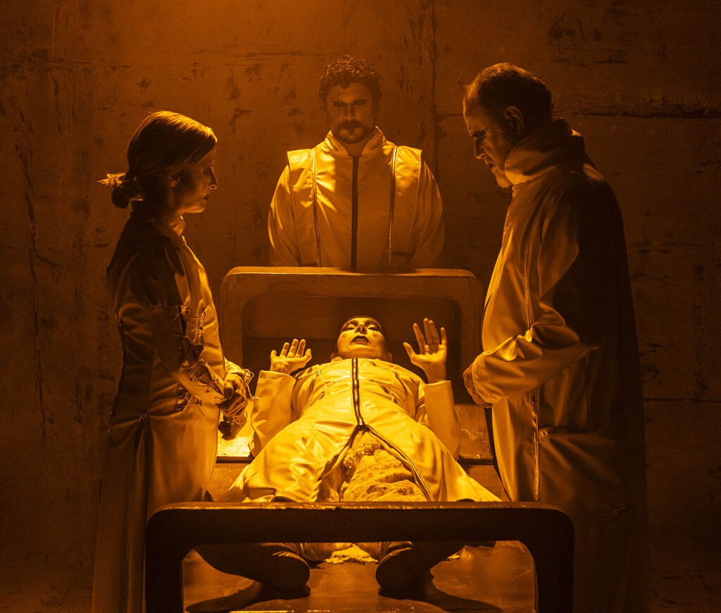Atores em cena, representando momentos históricos e personagens