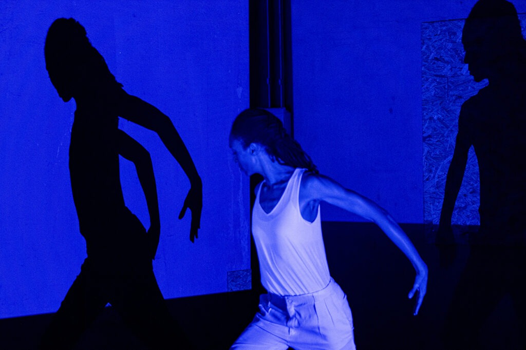 Verônica Santos em frente à escultura de Degas, estabelecendo um diálogo entre as duas obras.