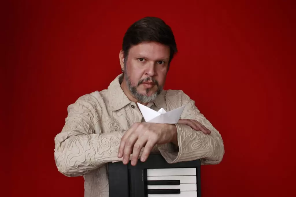 Marco França, músico multi-instrumentista, apresenta seu show 'A m ar é'