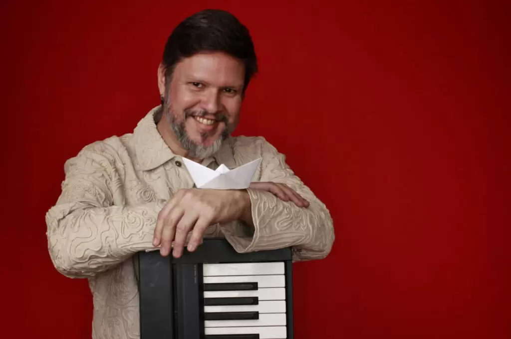 Marco França, músico multi-instrumentista, apresenta seu show 'A m ar é'