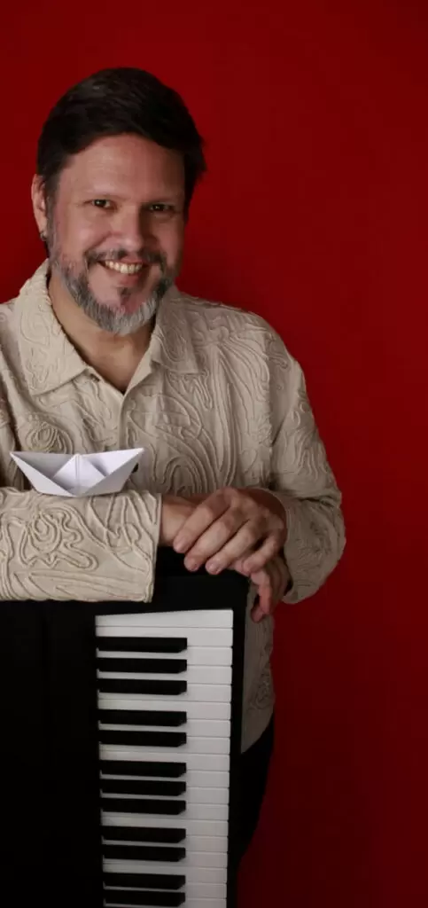 Marco França, músico multi-instrumentista, apresenta seu show 'A m ar é'