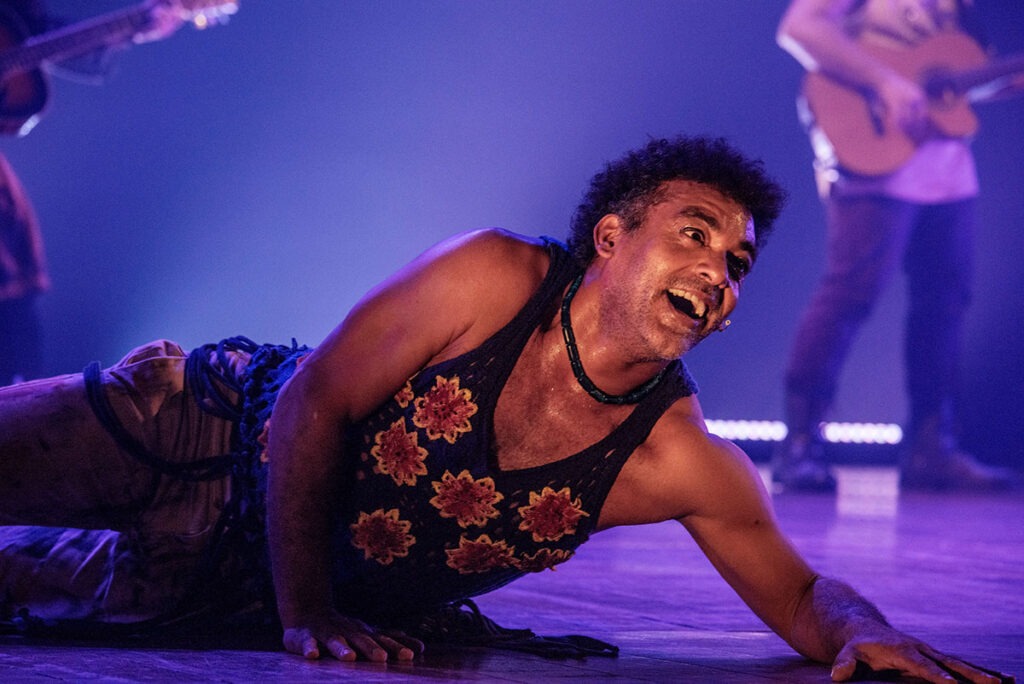 Elenco do musical 'O Admirável Sertão de Zé Ramalho' em cena, interpretando clássicos do cantor