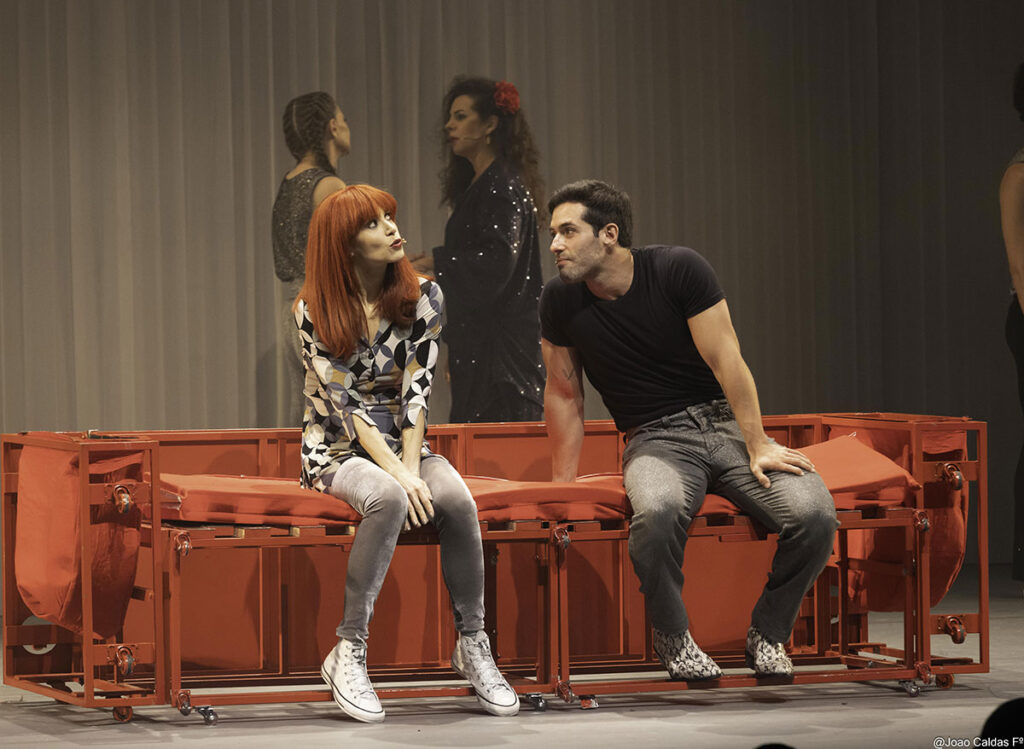 Mel Lisboa interpretando Rita Lee no musical