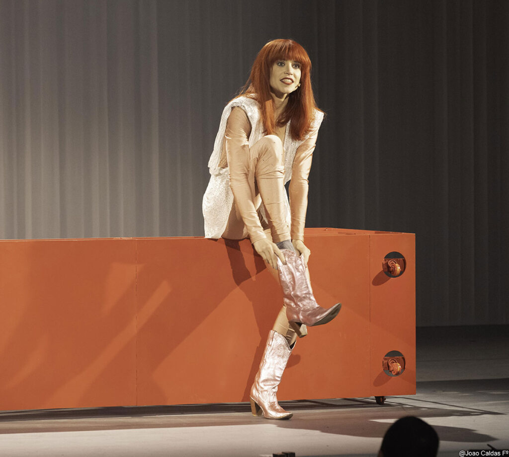 Mel Lisboa interpretando Rita Lee no musical