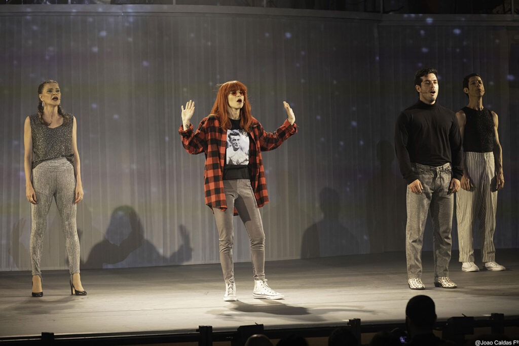 Mel Lisboa interpretando Rita Lee no musical