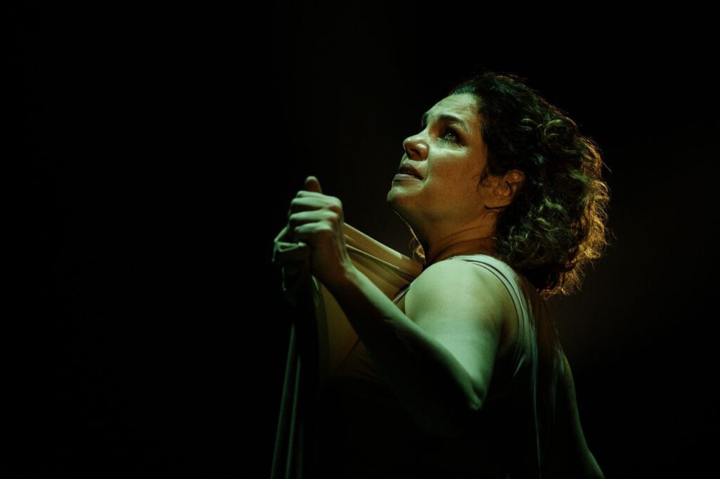 Isabel Teixeira em "Jandira - Em busca do bonde perdido"