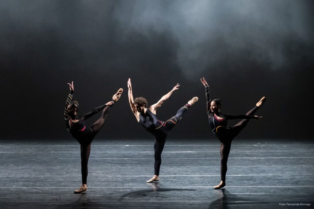 Cia Ballet Paraisópolis no palco.