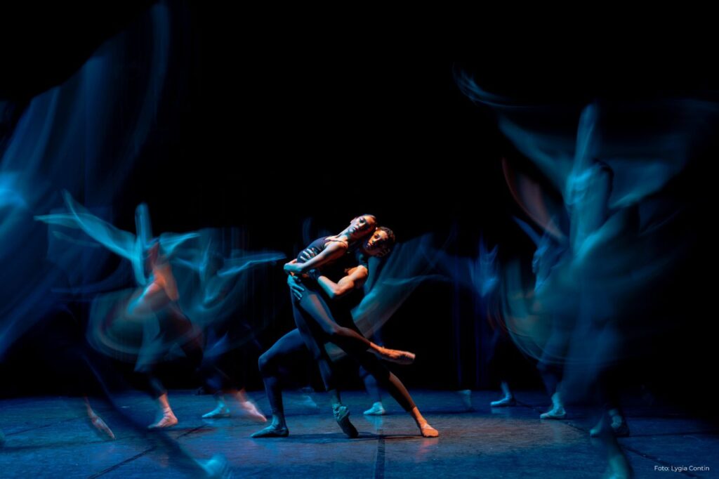 Cia Ballet Paraisópolis no palco.