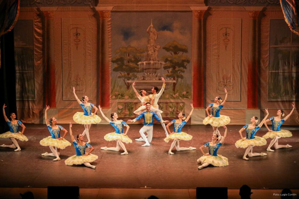 Cia Ballet Paraisópolis no palco.
