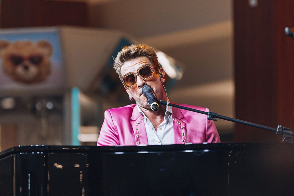 Missinho Carvalho em "Elton John Diamonds"