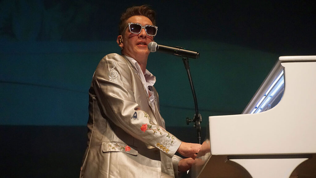Missinho Carvalho em "Elton John Diamonds"