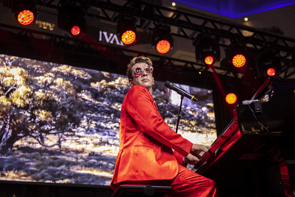 Missinho Carvalho em "Elton John Diamonds"