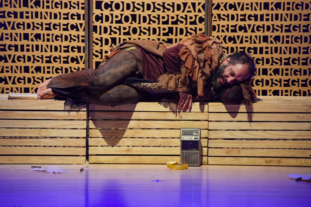 Rodrigo Nascimento em cena da peça O Andante, apresentada no ºAndar, em São Paulo