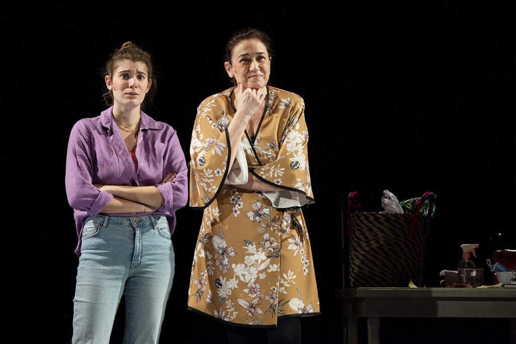 Lilia Cabral e Giulia Bertolli em cena da peça A Lista, em temporada no Teatro FAAP