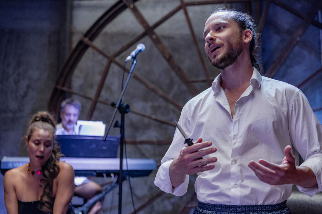 Atores encenando Hamlet no bar durante o espetáculo Shakespeare Embriagado em São Paulo