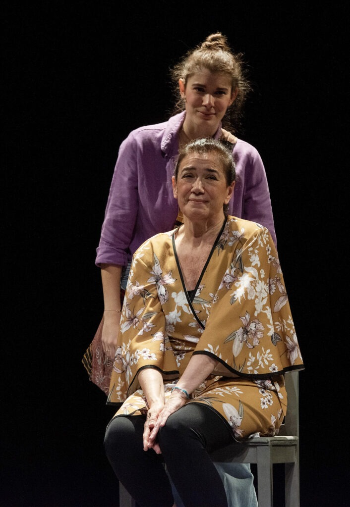 Lilia Cabral e Giulia Bertolli em cena da peça A Lista, em temporada no Teatro FAAP