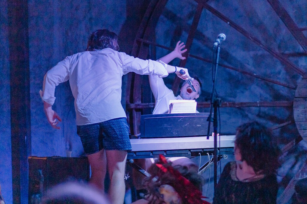 Atores encenando Hamlet no bar durante o espetáculo Shakespeare Embriagado em São Paulo