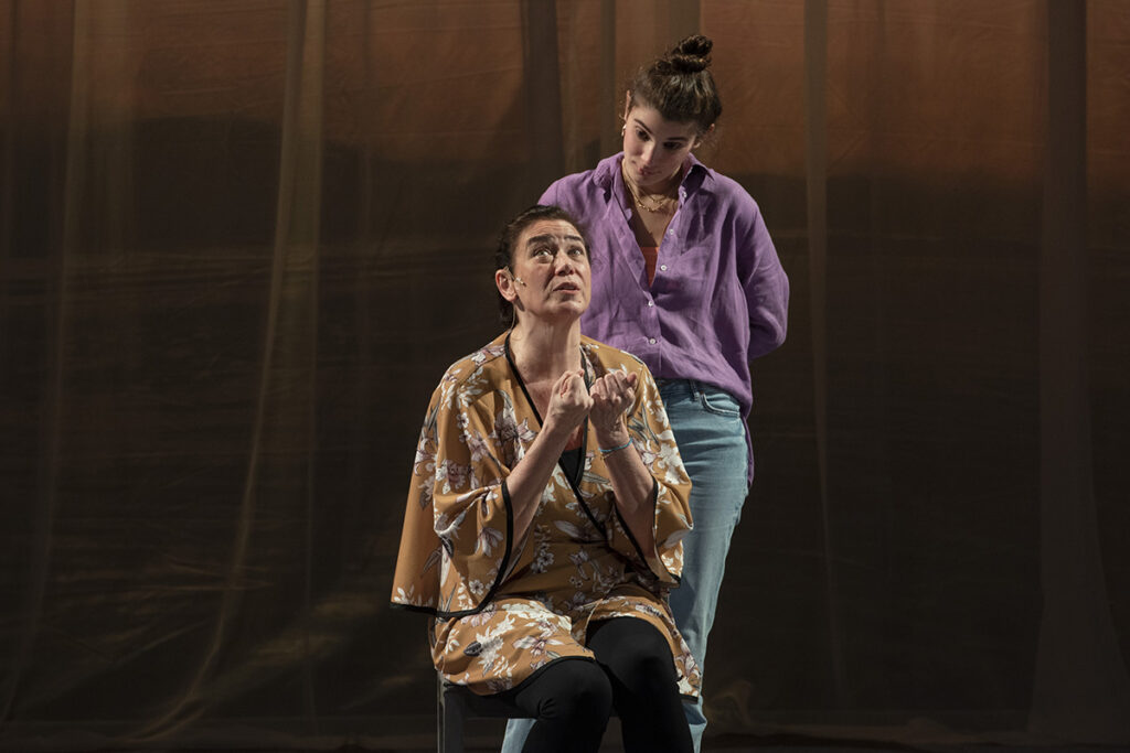 Lilia Cabral e Giulia Bertolli em cena da peça A Lista, em temporada no Teatro FAAP