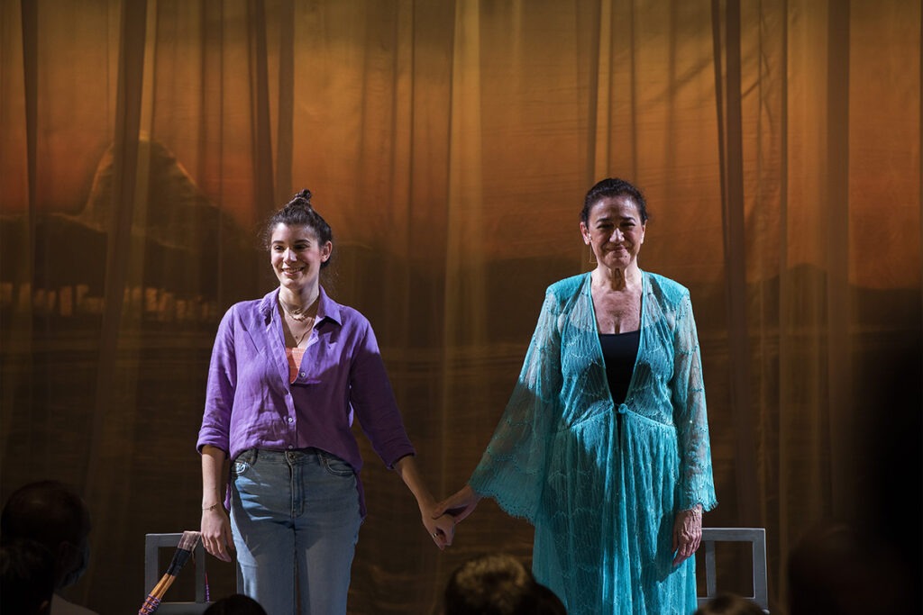 Lilia Cabral e Giulia Bertolli em cena da peça A Lista, em temporada no Teatro FAAP