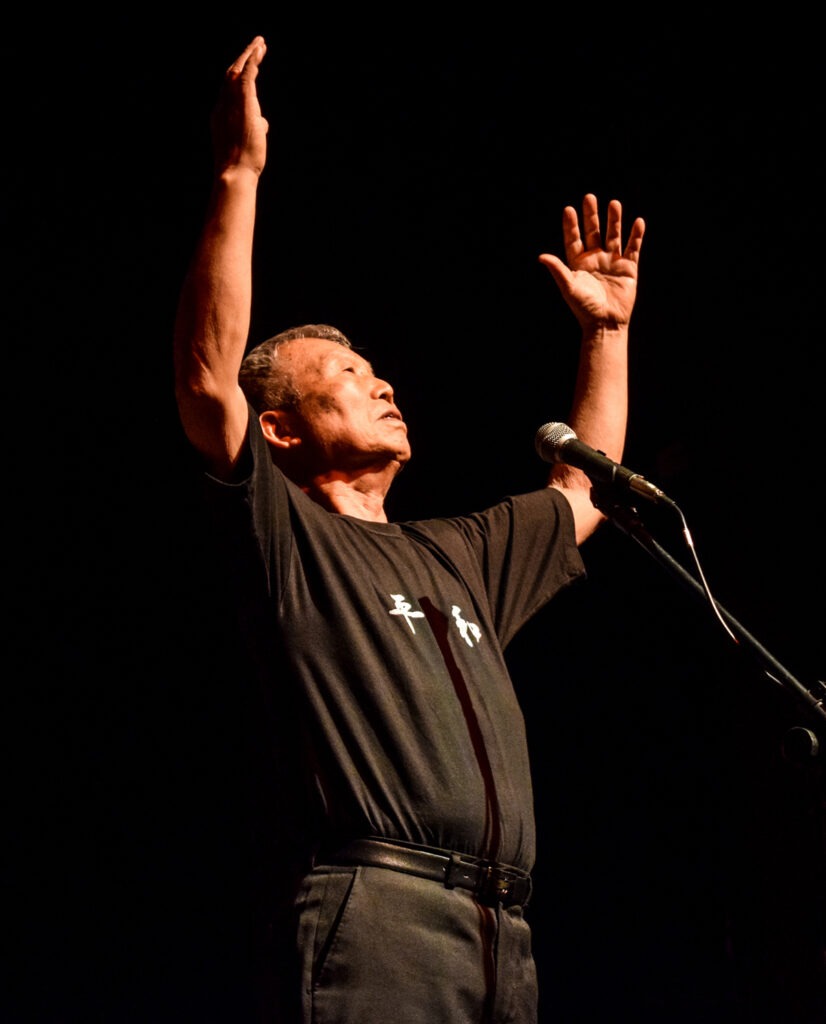 Cena do espetáculo “Os Três Sobreviventes de Hiroshima” com Kunihiko Bonkohara e Junko Watanabe no palco
