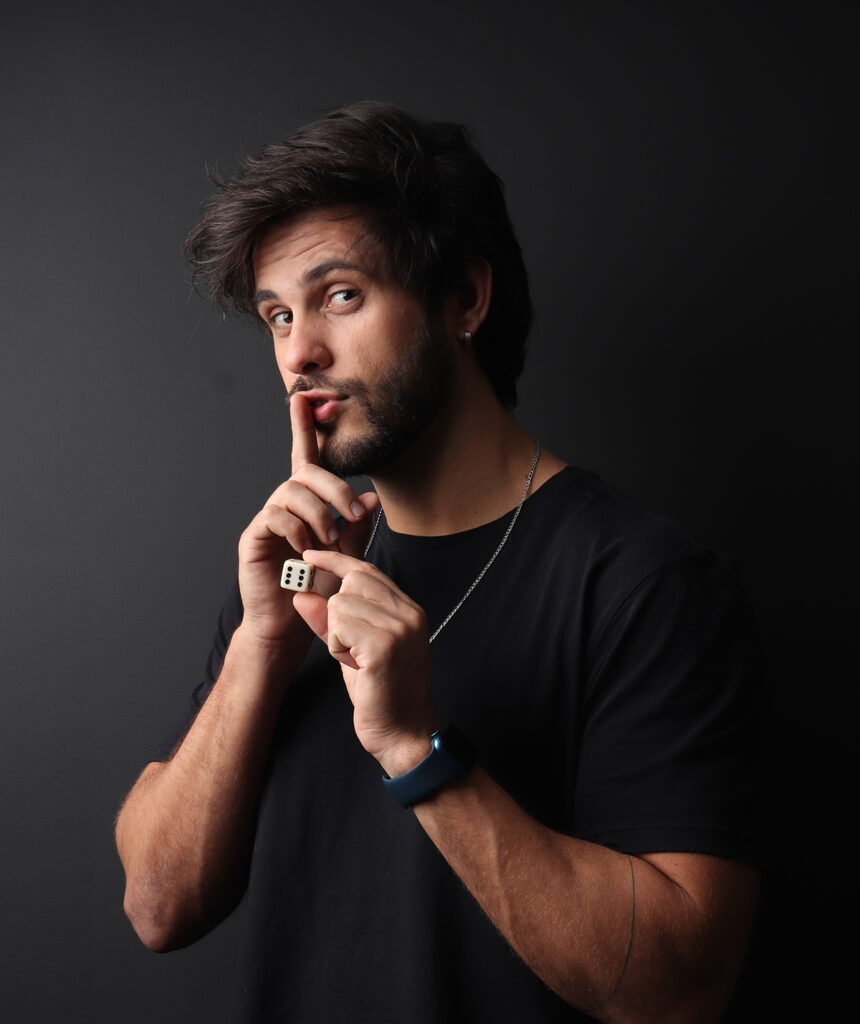 Caio Martins no palco durante espetáculo “Segredos Revelados”