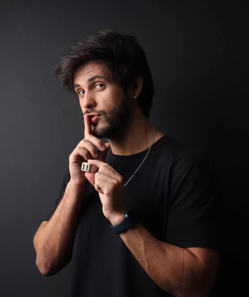 Caio Martins no palco durante espetáculo “Segredos Revelados”