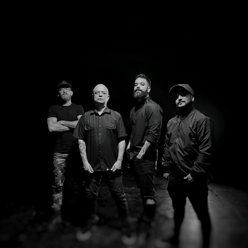 Banda Eminence se apresenta ao vivo no Sesc Belenzinho com show de metal moderno