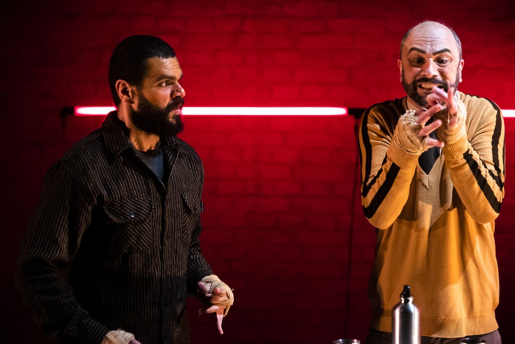 Cena do espetáculo "Onde Vivem os Bárbaros" com elenco do Coletivo Labirinto