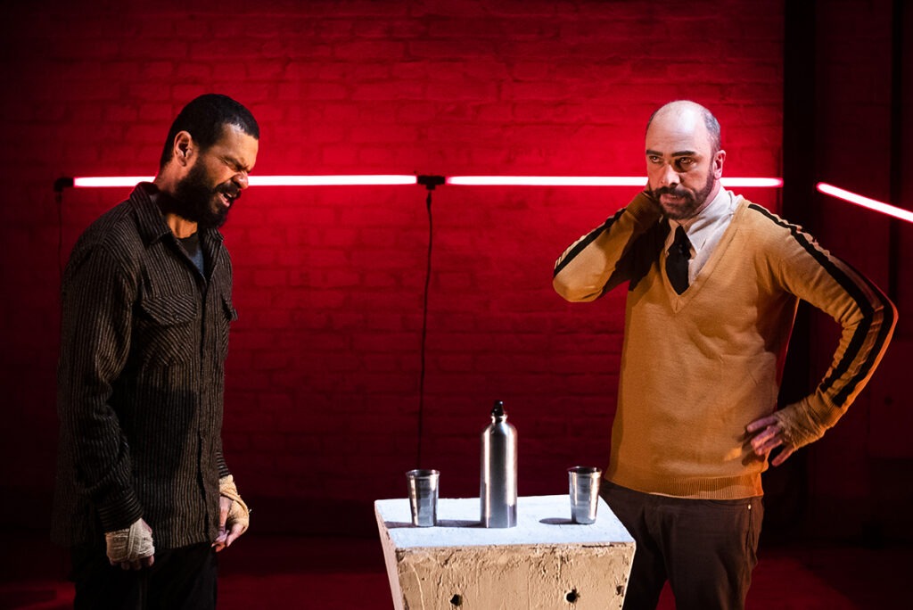 Cena do espetáculo "Onde Vivem os Bárbaros" com elenco do Coletivo Labirinto