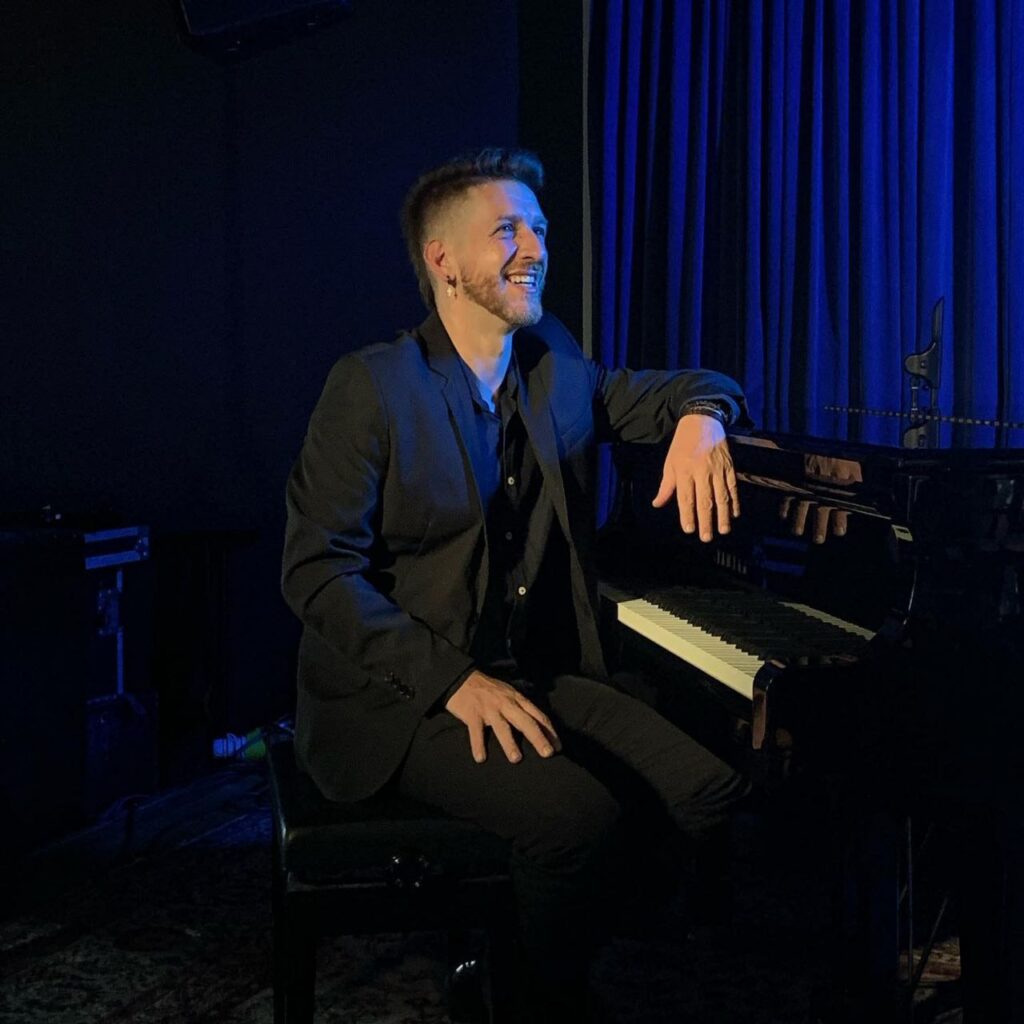 Missinho Carvalho em "Elton John Diamonds"