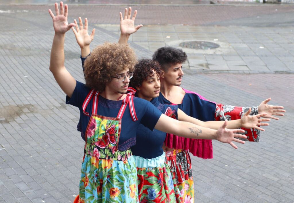 Bailarines do espetáculo TRÁFEGO em apresentação ao ar livre nas periferias de São Paulo