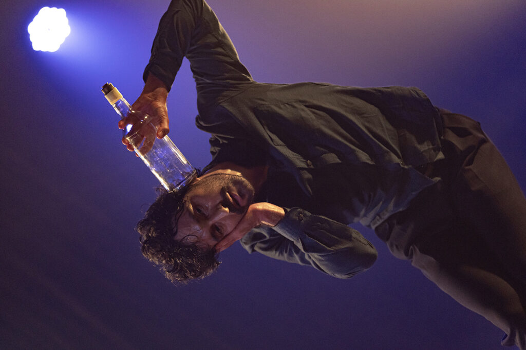 Guilherme Logullo em cena do espetáculo PA!