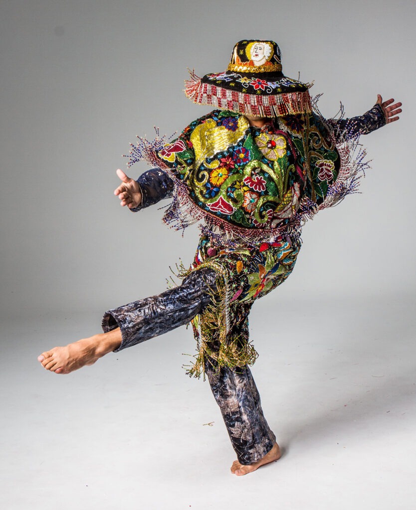 Espetáculo da Clarin Cia. de Dança celebra a tradição do Bumba-Meu-Boi com gestos e cores