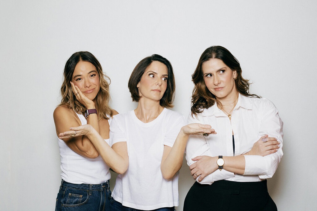 Cena da peça "Mulheres em Chamas" com Miá Mello, Camila Raffanti e Juliana Araripe