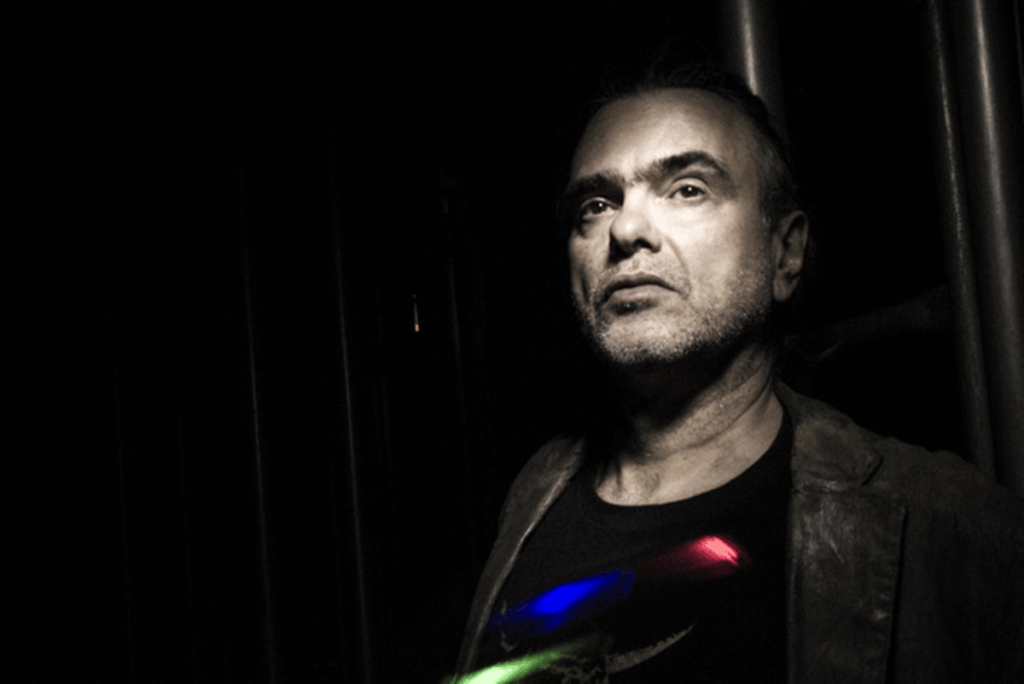 Cena de Marcelo Drummond no espetáculo Paranoia