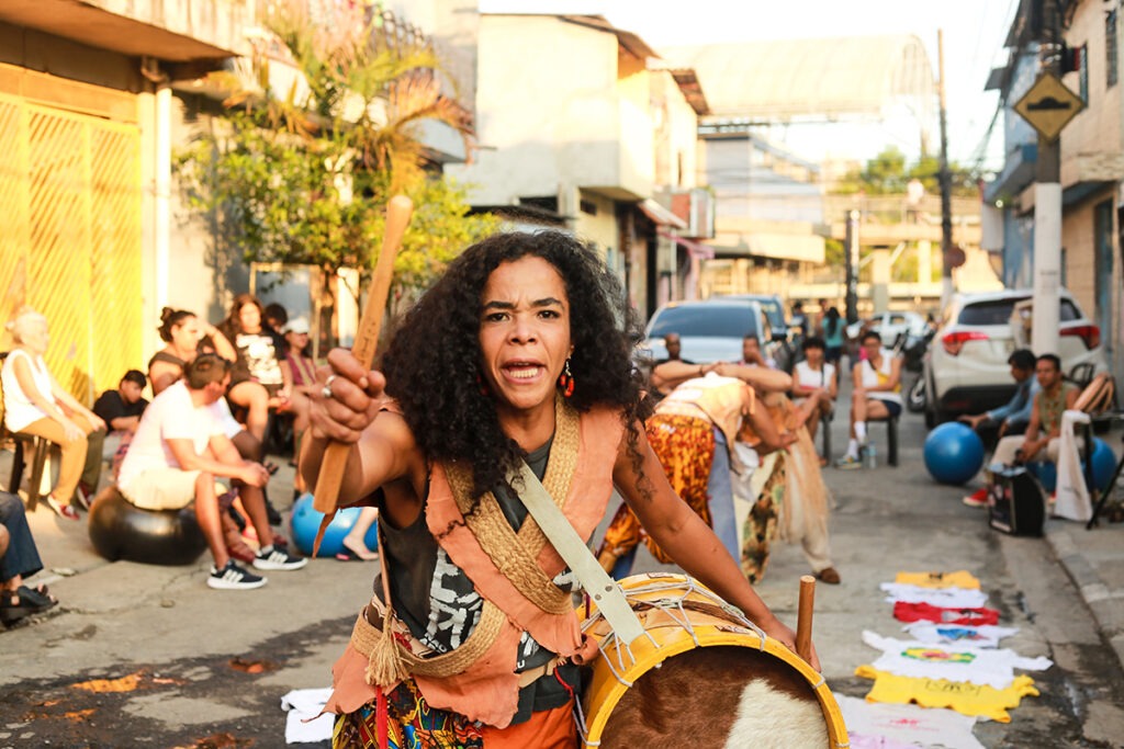 Cena de “Okan” com intérpretes em dança ritual