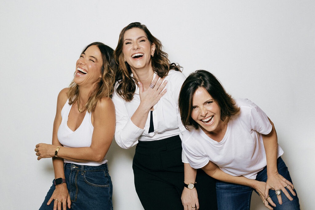 Cena da peça "Mulheres em Chamas" com Miá Mello, Camila Raffanti e Juliana Araripe