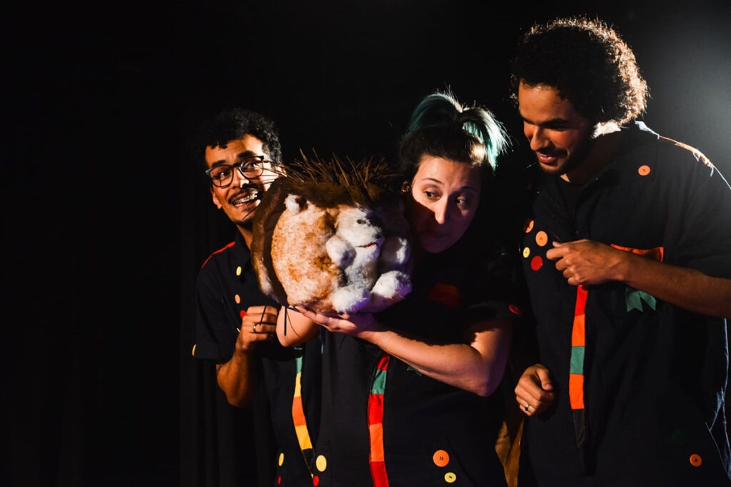 Cena do espetáculo "Nino Porcupino" com teatro de bonecos