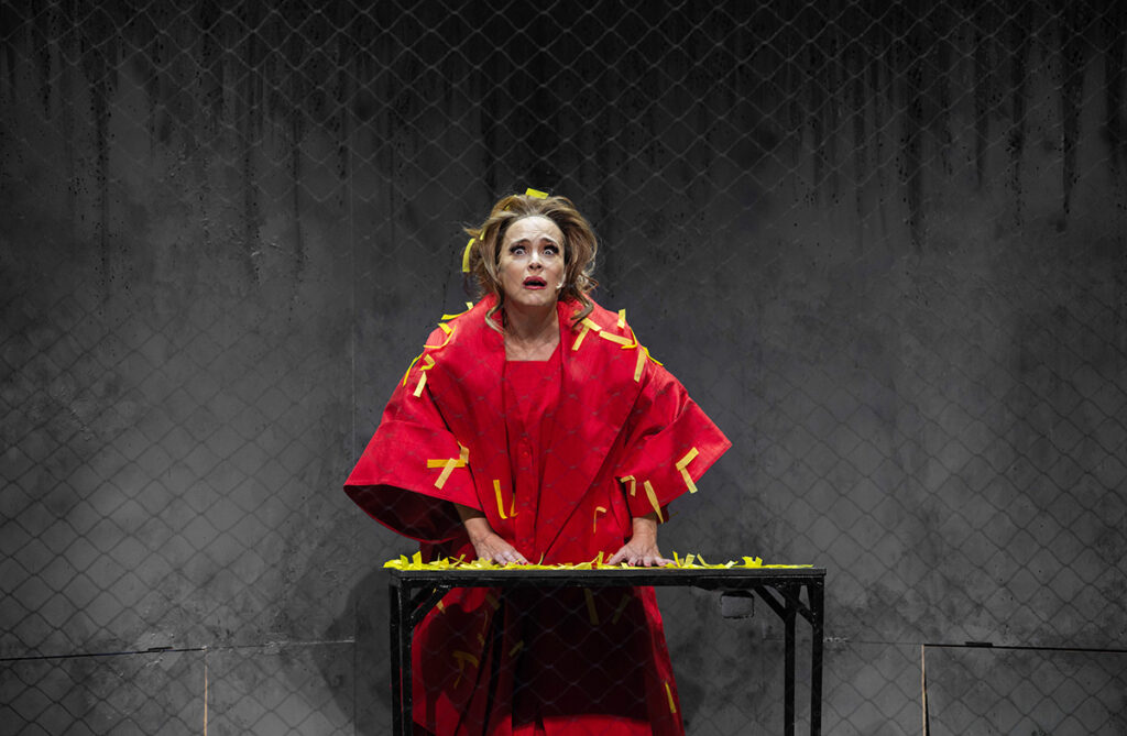 Gabriela Duarte em cena de “O Papel de Parede Amarelo e Eu”