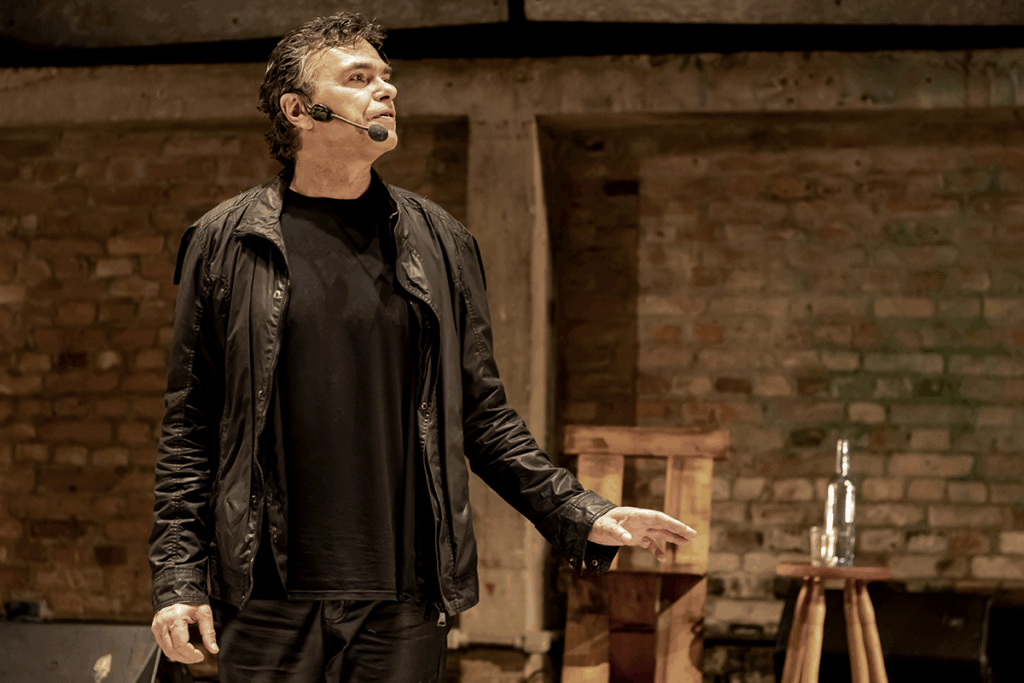 Cena de Marcelo Drummond no espetáculo Paranoia
