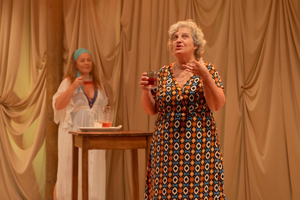 Cena da peça “Quando Um Dia” com as atrizes Evelyn Klein, Mara Helleno e Tasia d’Paula