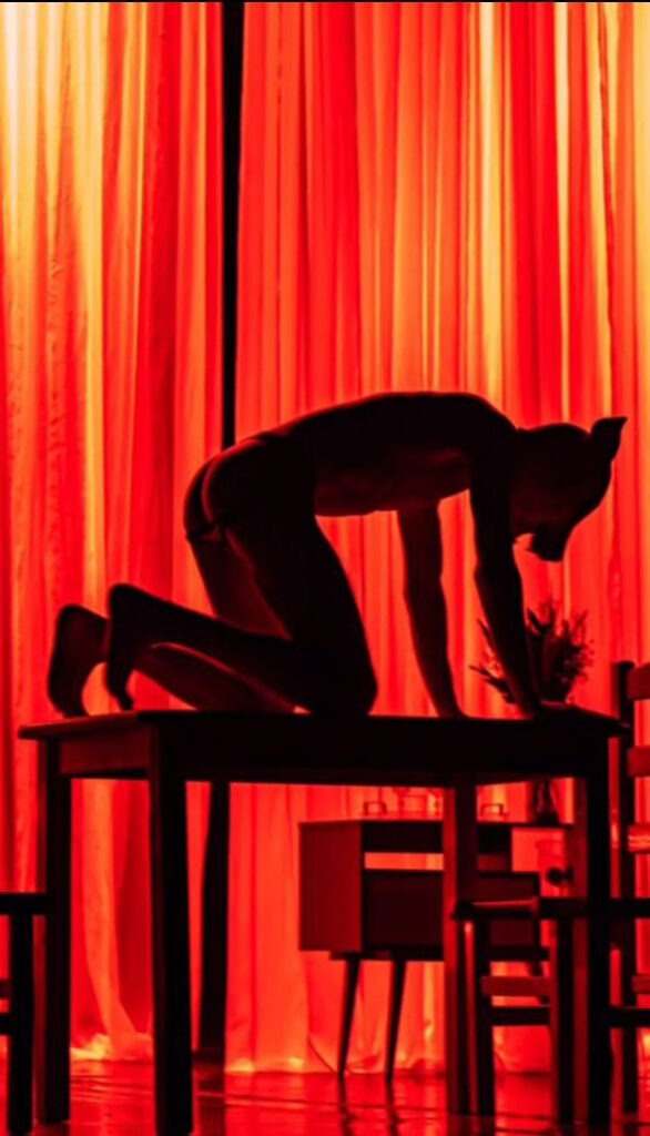 Cena do espetáculo Porta Aberta com os atores em performance intensa