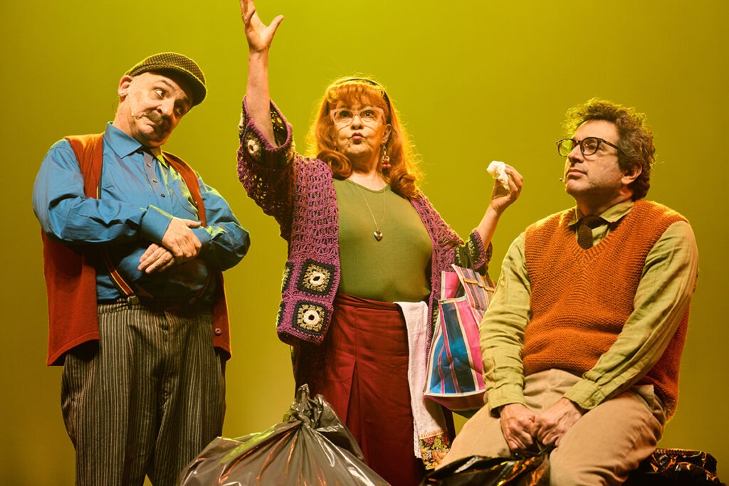 elenco em cena da peça “A Mulher da Van”