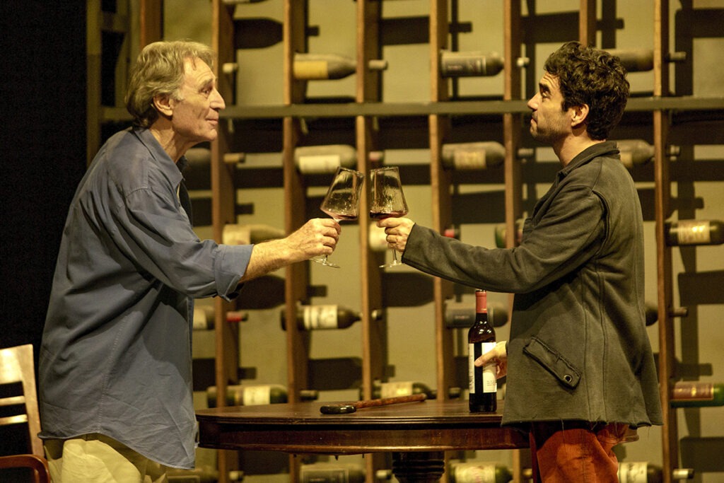 Herson Capri e Caio Blat em cena de Memórias do Vinho