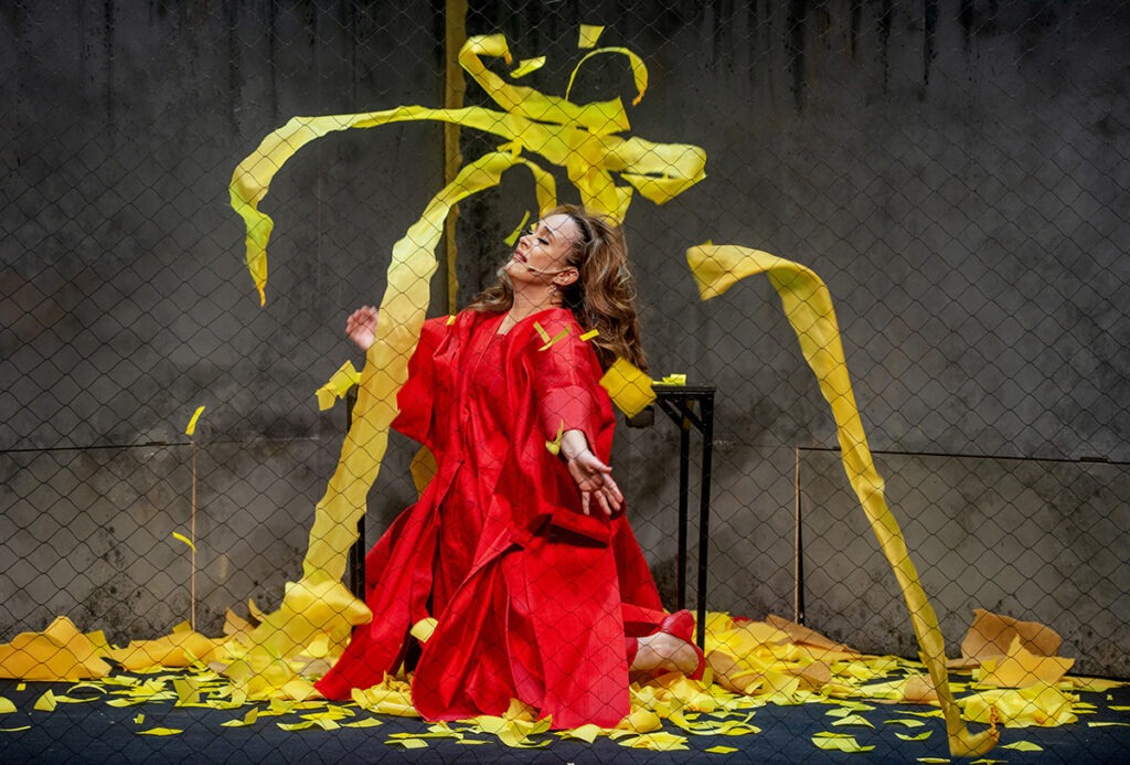 Gabriela Duarte em cena de “O Papel de Parede Amarelo e Eu”