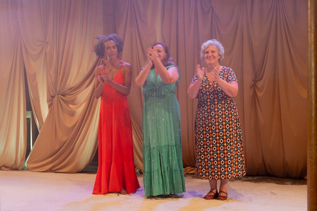 Cena da peça “Quando Um Dia” com as atrizes Evelyn Klein, Mara Helleno e Tasia d’Paula