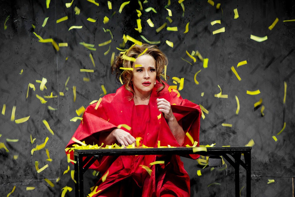 Gabriela Duarte em cena de “O Papel de Parede Amarelo e Eu”